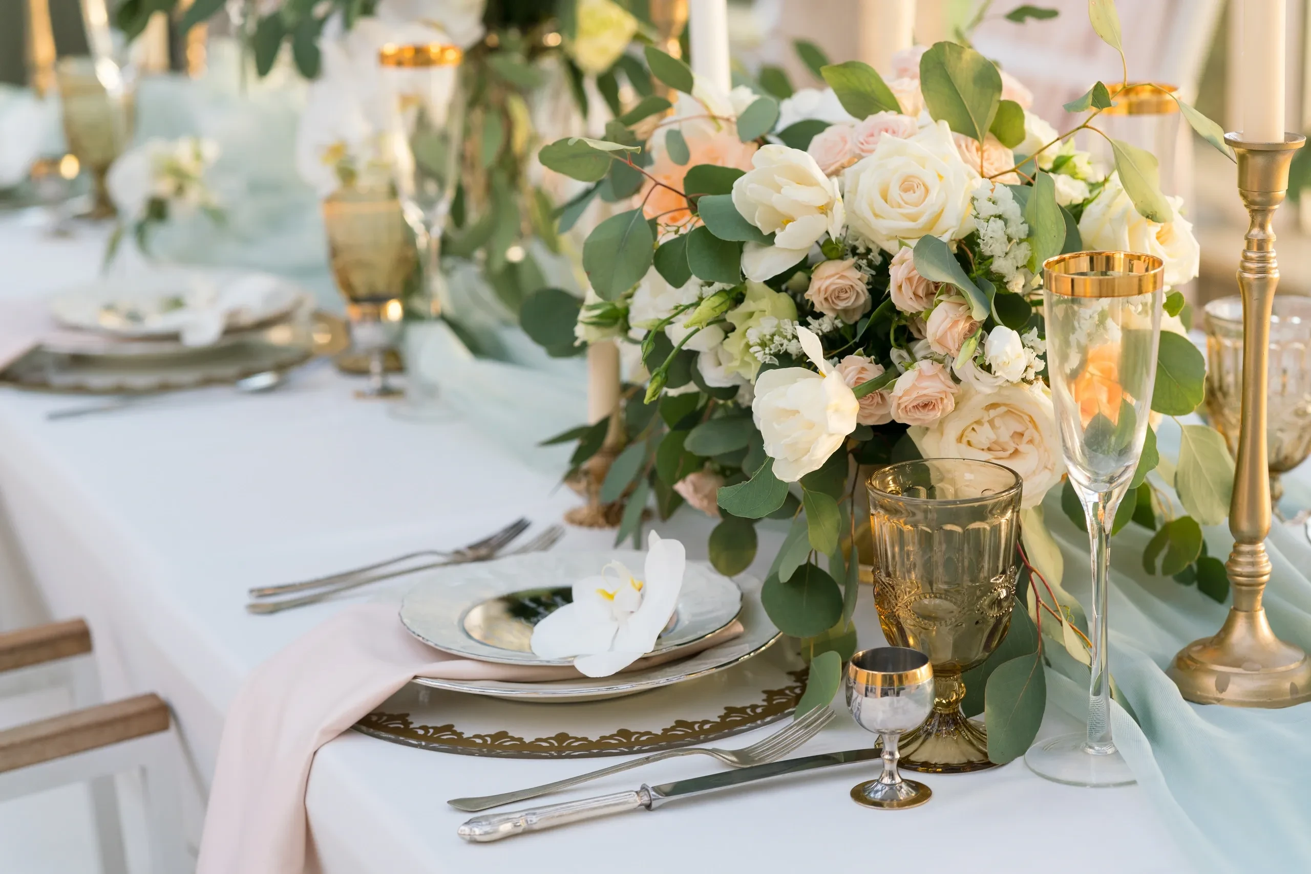 Elegant wedding table setting with floral centerpiece